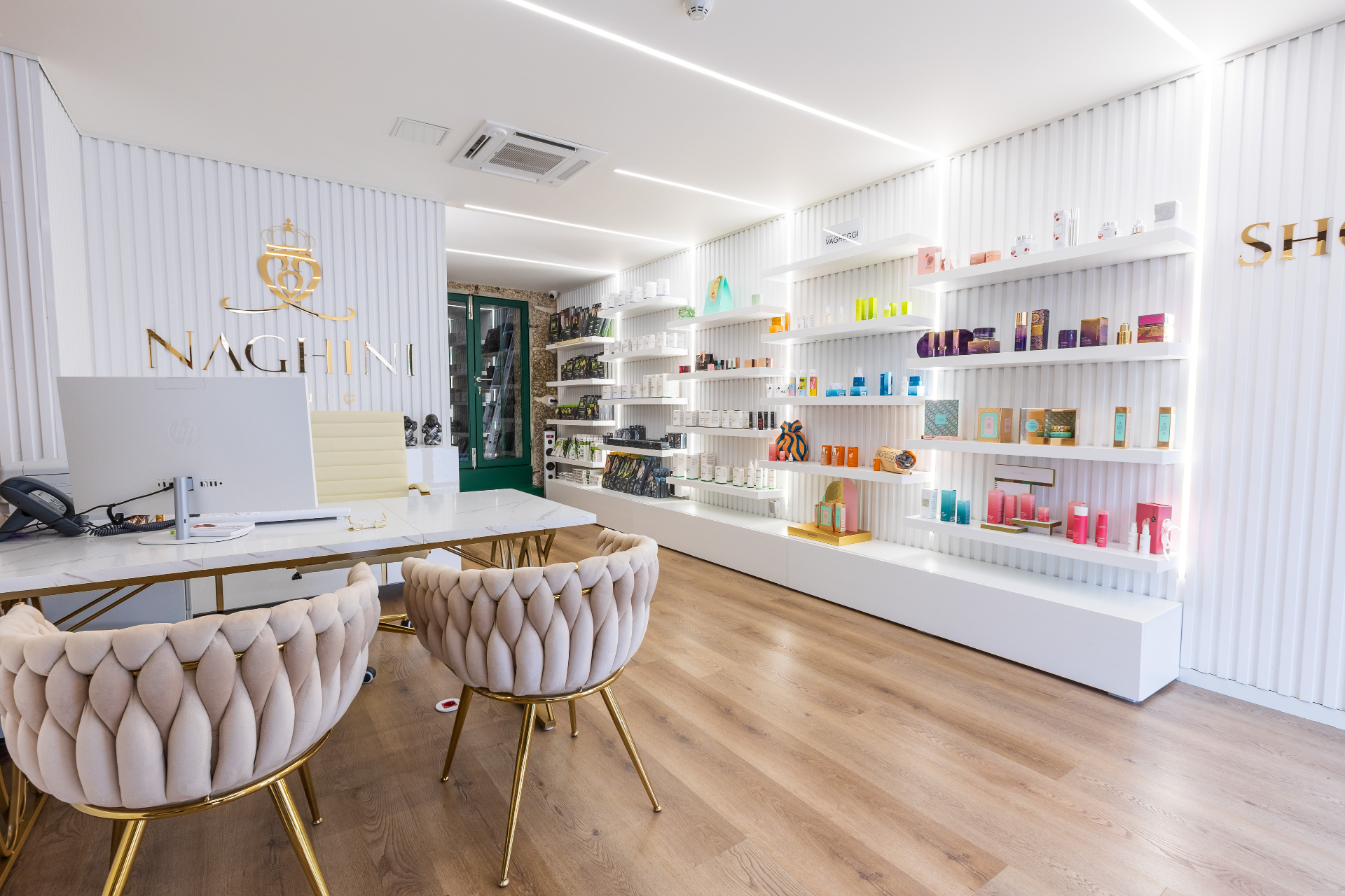 Loja da Naghini Clinic