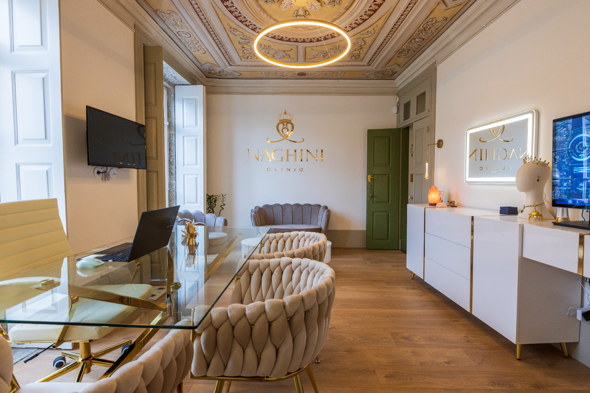 Receção da Naghini Clinic