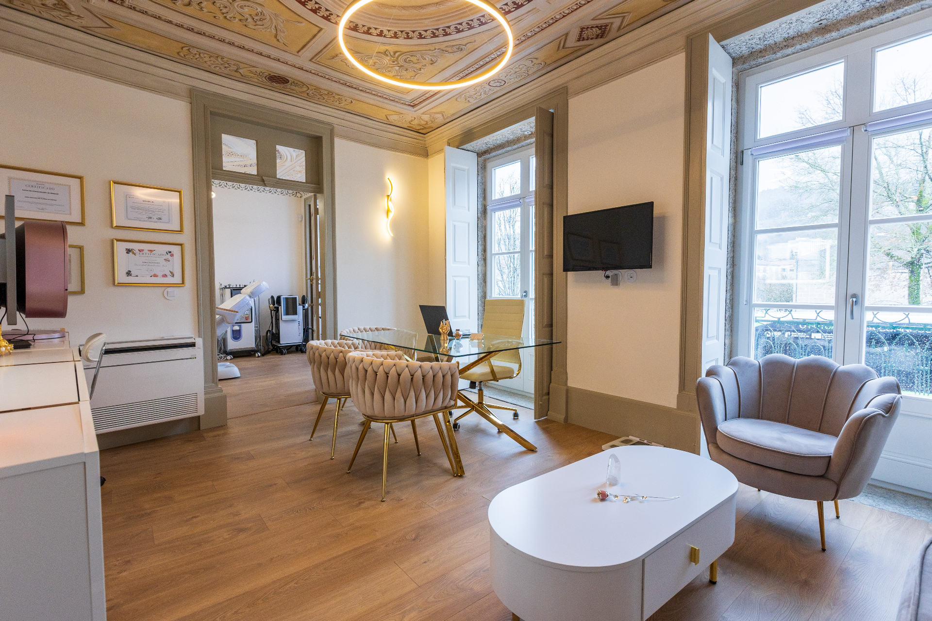 Sala de consulta e receção da Naghini Clinic