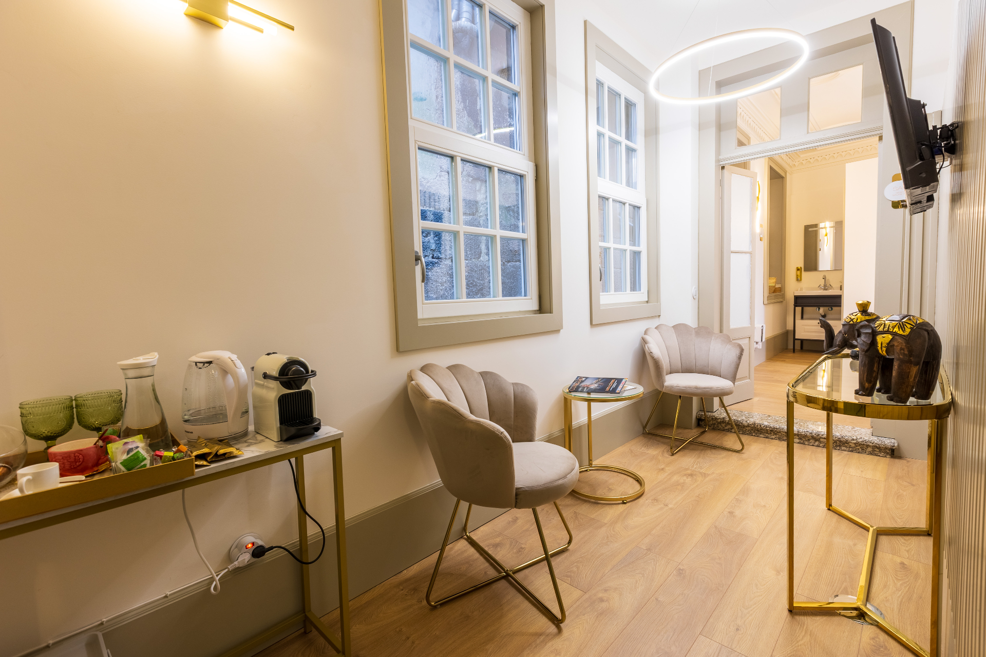 Sala de espera da Naghini Clinic