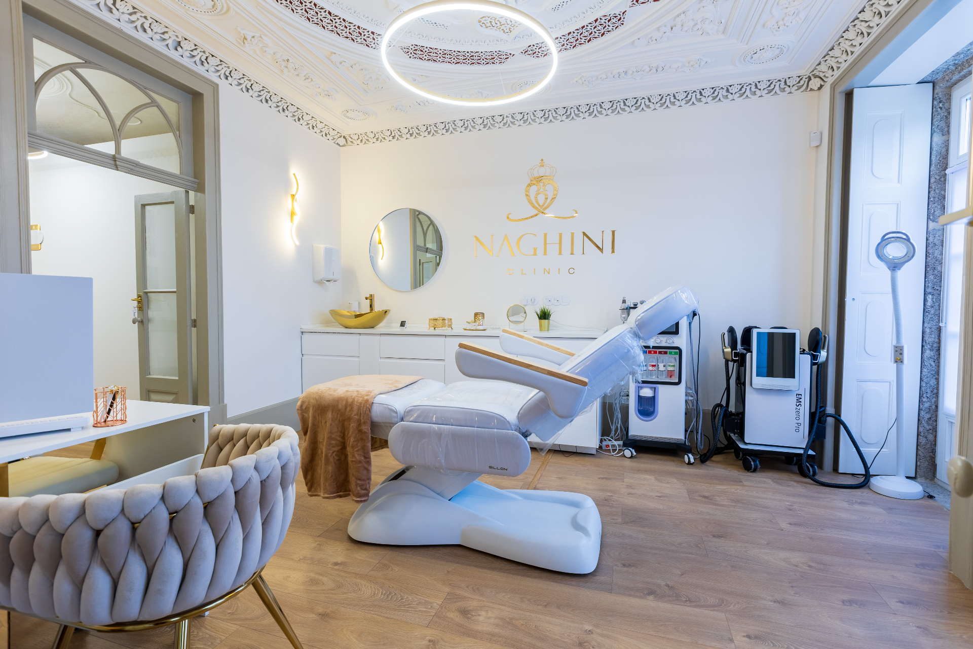 Sala de tratamento da Naghini Clinic